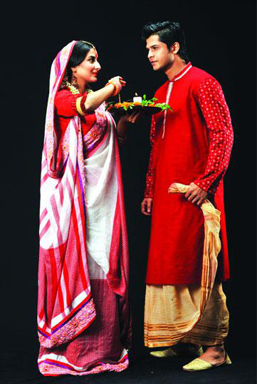 পূজায় কী পরছেন