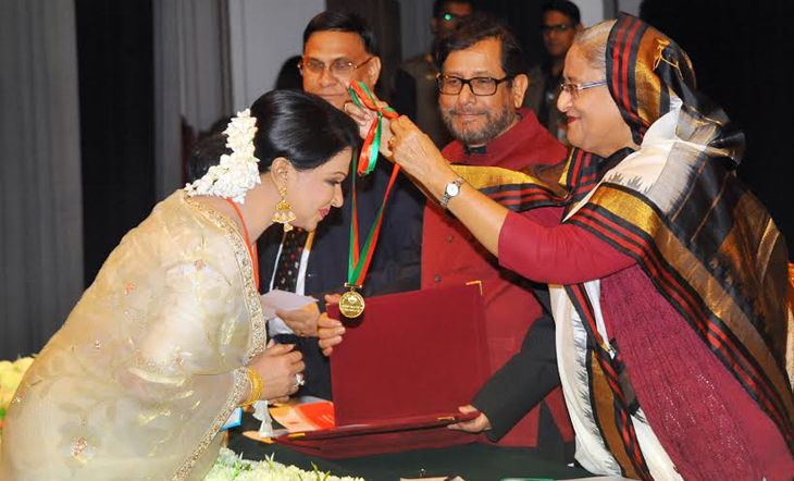১৭ জন গুণী ব্যক্তির হাতে একুশে পদক তুলে দিলেন প্রধানমন্ত্রী