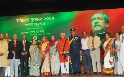 স্বাধীনতা পদক তুলে দিলেন প্রধানমন্ত্রী