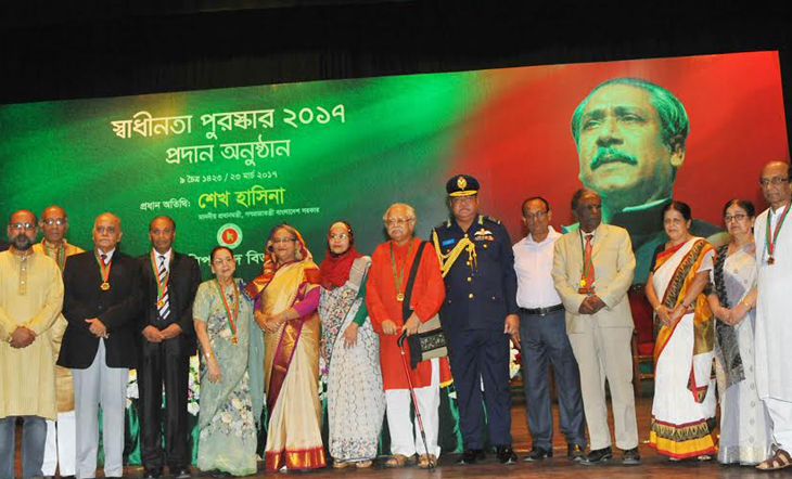 স্বাধীনতা পদক তুলে দিলেন প্রধানমন্ত্রী