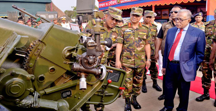 রাষ্ট্রপতির সমরাস্ত্র প্রদর্শনী পরিদর্শন