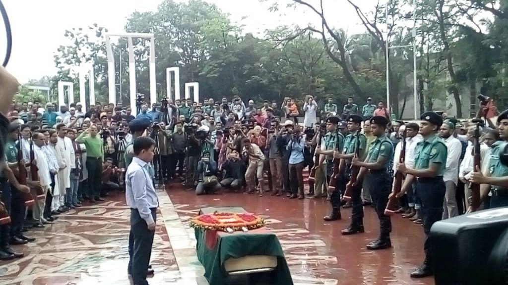 লাকী আখান্দকে সর্বসাধারণের শ্রদ্ধাজ্ঞাপন
