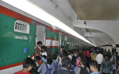 ঘরমুখী মানুষের ভিড় বাস টার্মিনাল কমলাপুর সদরঘাটে