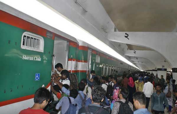 ঘরমুখী মানুষের ভিড় বাস টার্মিনাল কমলাপুর সদরঘাটে
