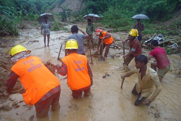 পাহাড় ধসে নিহতের সংখ্যা বেড়ে ১৩৫