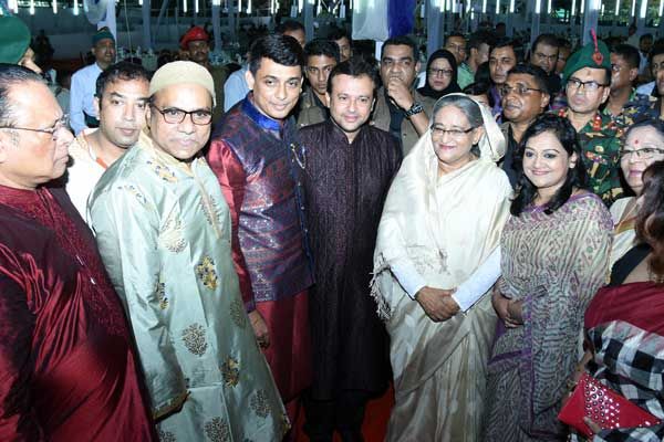 কবি-শিল্পীসহ বিশিষ্টজনের সঙ্গে প্রধানমন্ত্রীর ইফতার