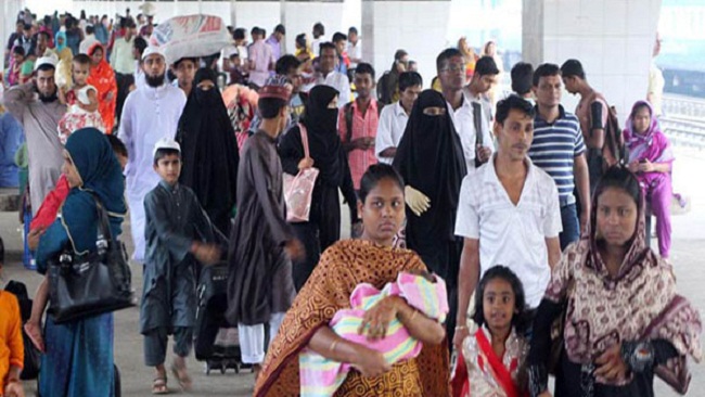 ঈদ শেষে ঢাকায় ফিরছে মানুষ