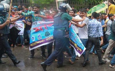 ১২শ জনকে আসামি করে পুলিশের হত্যাচেষ্টা মামলা