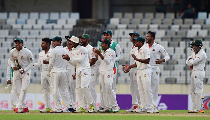 ঢাকা টেস্টের দ্বিতীয় দিনের শুরুতেই স্মিথকে ফেরালেন মিরাজ