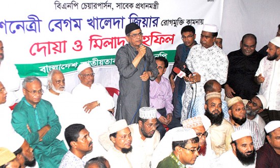 পেছনের দরজা দিয়ে ক্ষমতায় আসতে চায় সরকার : মির্জা ফখরুল