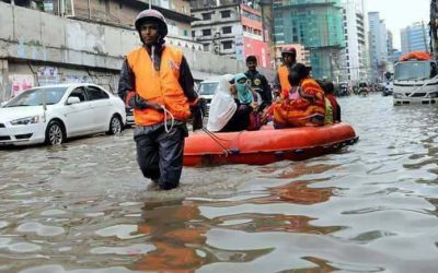 বৃষ্টিতে রাজধানীর সড়কেও নৌকা