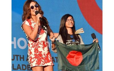 প্রিয়াঙ্কার সঙ্গে বাংলাদেশের পতাকা হাতে তরুণী