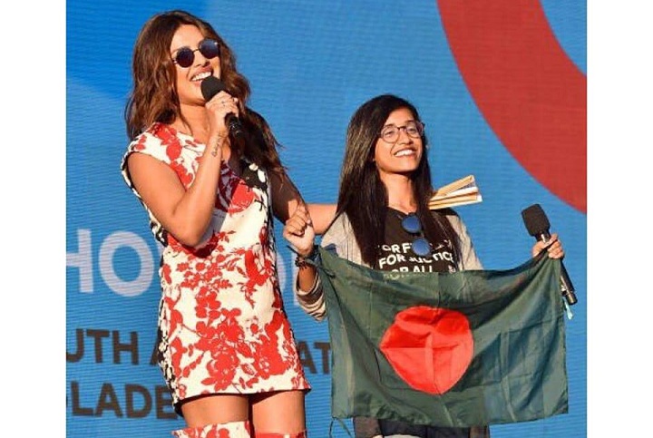 প্রিয়াঙ্কার সঙ্গে বাংলাদেশের পতাকা হাতে তরুণী