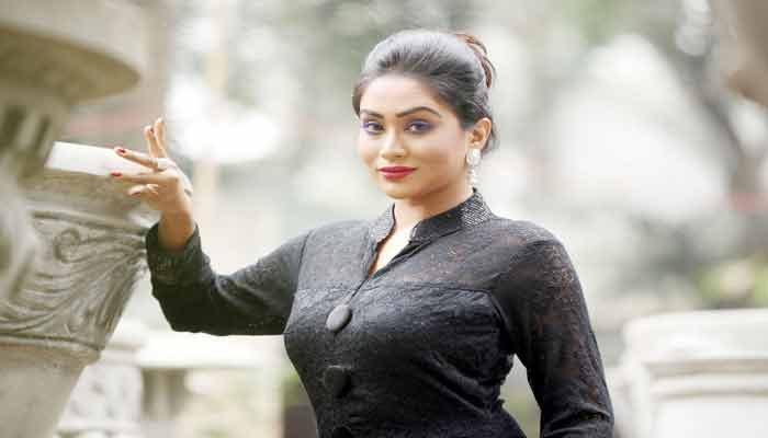 এবার হিন্দি ছবিতে মম
