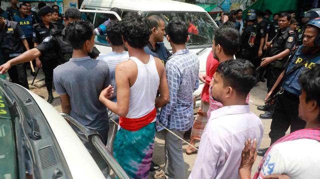 রাজধানীর মোহাম্মদপুরে র‌্যাবের মাদকবিরোধী অভিযানে আটক দেড় শতাধিক