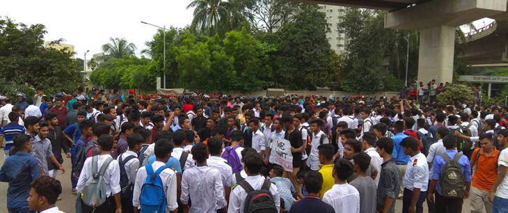 বাসচাপায় শিক্ষার্থী নিহত হওয়ার প্রতিবাদে বিক্ষোভ, পুলিশের বাধা