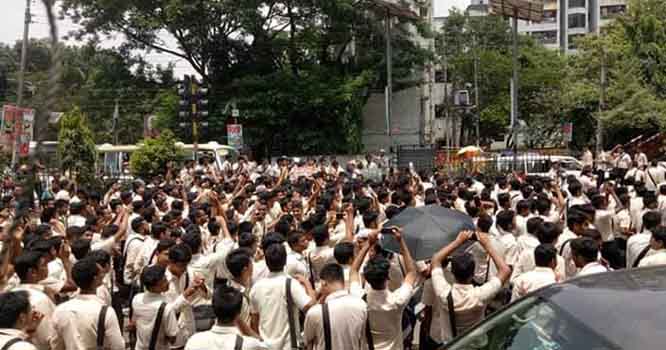 চোখ খুলে দিয়ে গেল তারুণ্য