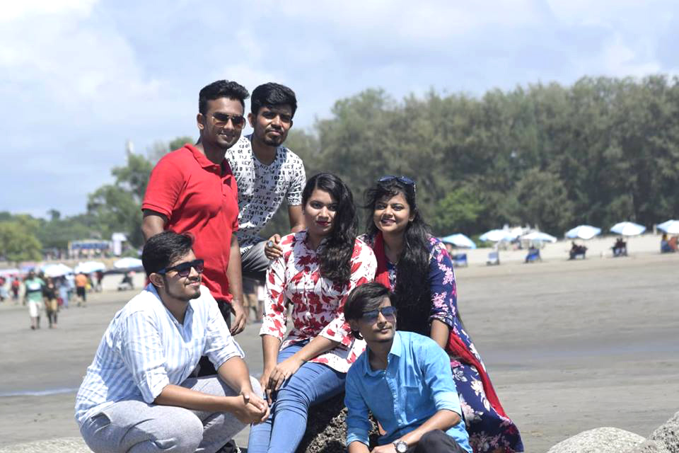 দল বেঁধে সৈকতে