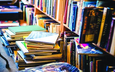 বই যে হাত ধরেছিল…