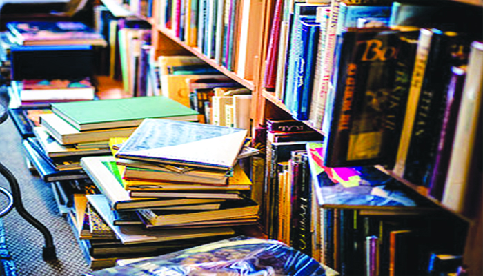 বই যে হাত ধরেছিল…