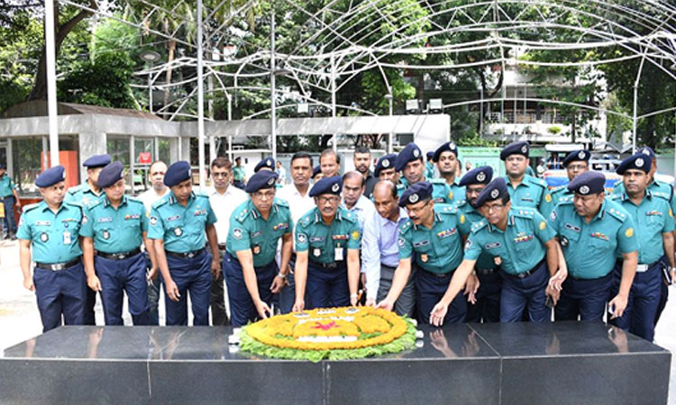 বঙ্গবন্ধুর প্রতিকৃতিতে নবনিযুক্ত ডিএমপি কমিশনারের শ্রদ্ধা