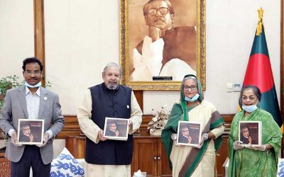 বঙ্গবন্ধুকে নিয়ে লেখা বইয়ের মোড়ক উন্মোচন করলেন প্রধানমন্ত্রী
