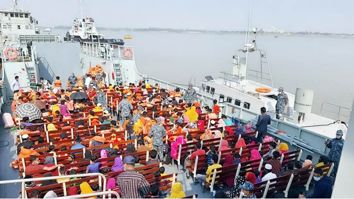 জাহাজে চড়ে ভাসানচরের পথে রোহিঙ্গাররা