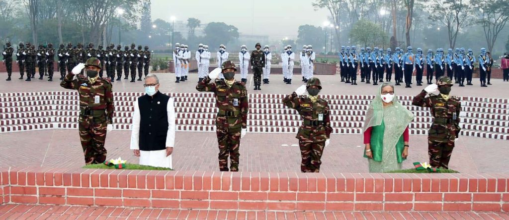স্বাধীনতার সুবর্ণজয়ন্তীতে শহীদ স্মরণে রাষ্ট্রপতি ও প্রধানমন্ত্রীর শ্রদ্ধা