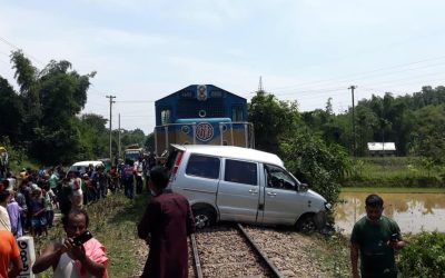 মৌলভীবাজারে ট্রেনের ধাক্কা মাইক্রোবাসে, শিশুসহ নিহত ৩