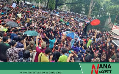 ঢাকার কেন্দ্রীয় শহীদ মিনারে ছাত্র-জনতার ঢল