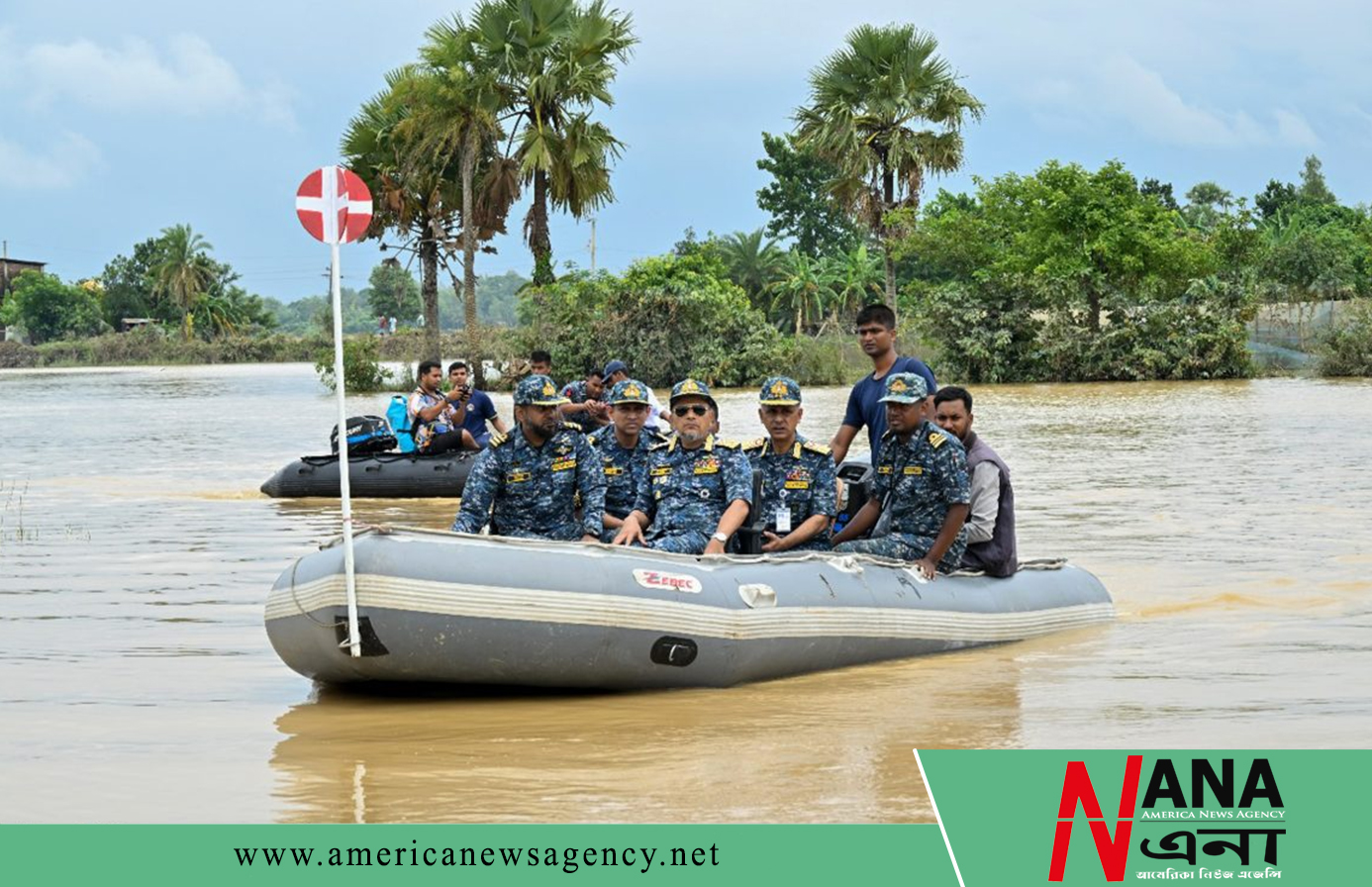 বন্যাকবলিত ফেনী জেলা পরিদর্শন করলেন নৌবাহিনী প্রধান